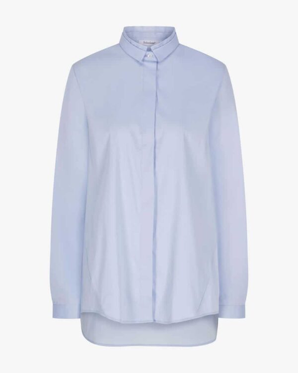 Hemdbluse für Damen von Soluzione in Hellblau. Während die elastische Stoff-Qualitätfür hohen Tragekomfort sorgt