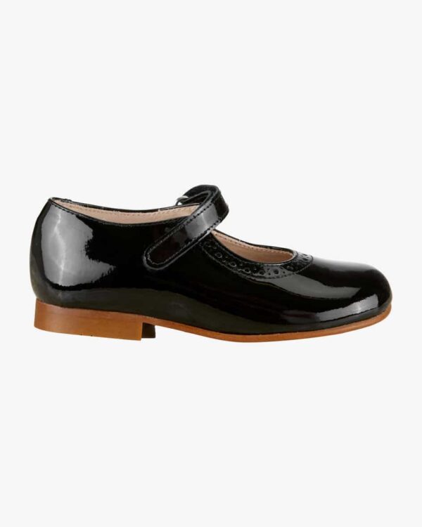 Amelie Schuhe für Kinder von beberlis in Schwarz. Das Modell besticht durch diehochwertige Lack-Leder-Verarbeitung