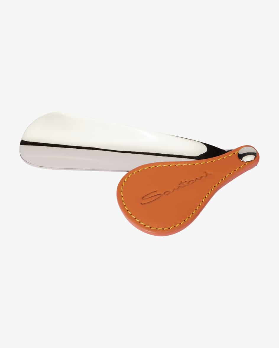 Reise-Schuhlöffel von Santoni in Silber und Orange. Der praktische Schuhlöffelerweist sich dank der klappbaren Funktion als idealer Begleiter