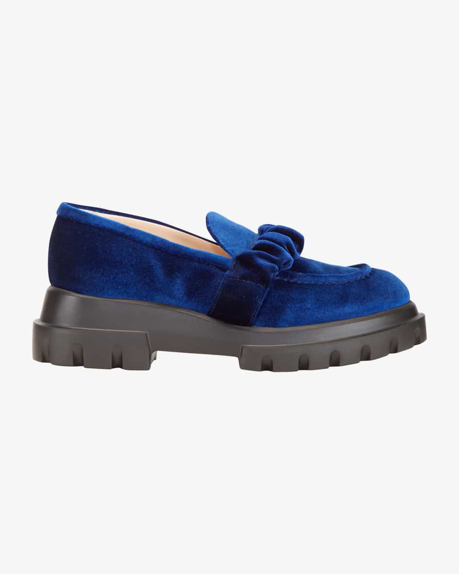 Celeste Loafer für Damen von AGL in Blau. Das exklusiv bei LODENFREY erhältlicheModell zeichnet sich durch die edle Samt-Verarbeitung aus