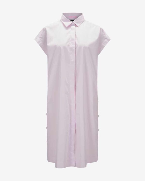 Hemdblusenkleid für Damen von Marc Cain in Rosa. Das ärmellose Modellpräsentiert sich dank der Bio-Baumwoll-Qualität mit angenehmem.... Mehr Details bei Lodenfrey.com!